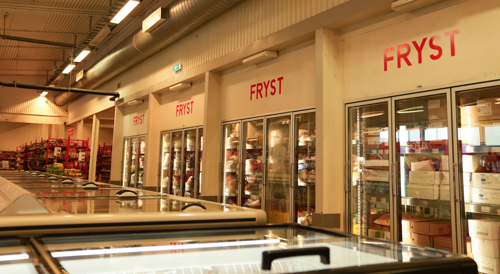 Frysavdelningen i XLFOODs butik